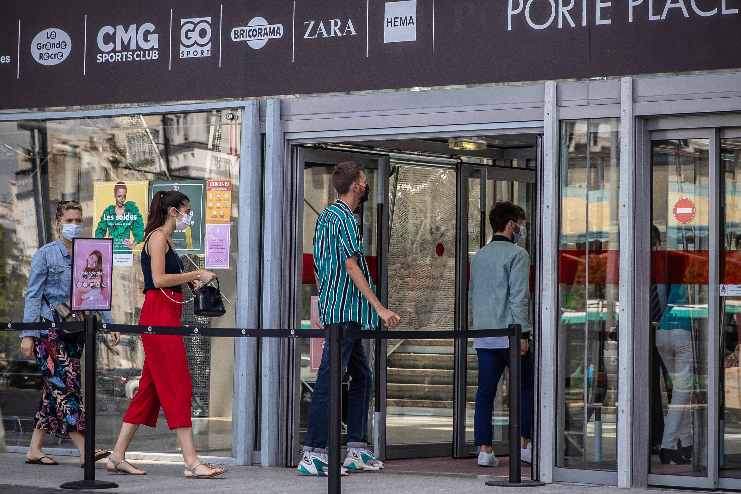 法国开始执行封闭公共场所强制戴口罩法令