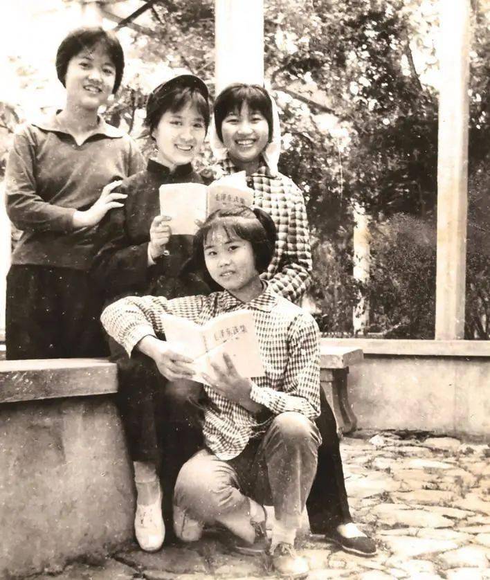 当年毛纺厂国旗队的"四大美女"