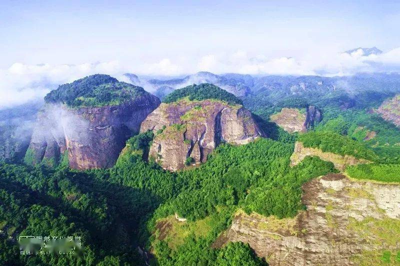 灵洞仙山,即西山,为武平八大胜景之冠,山上有小洞28,大洞36,位于城西