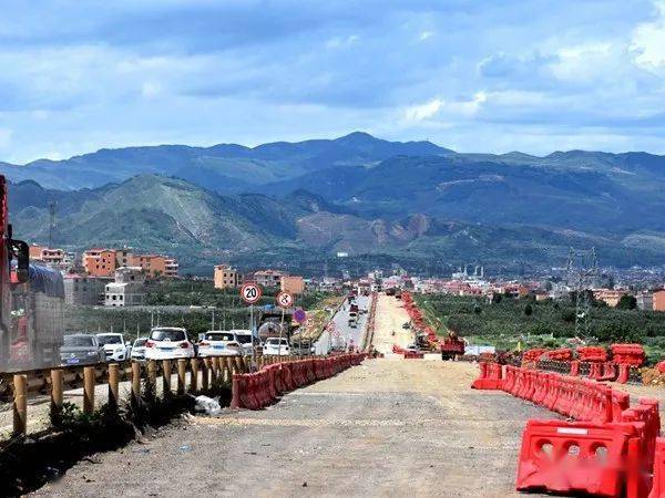 昭阳西环线道路工程珠泉路至国学路段建设进展顺利