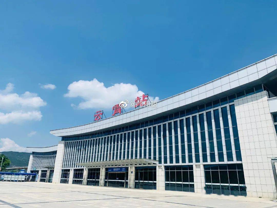 搭乘至厦门的高铁或动车,在云霄站下车后,转乘公交或出租到东山岛,从