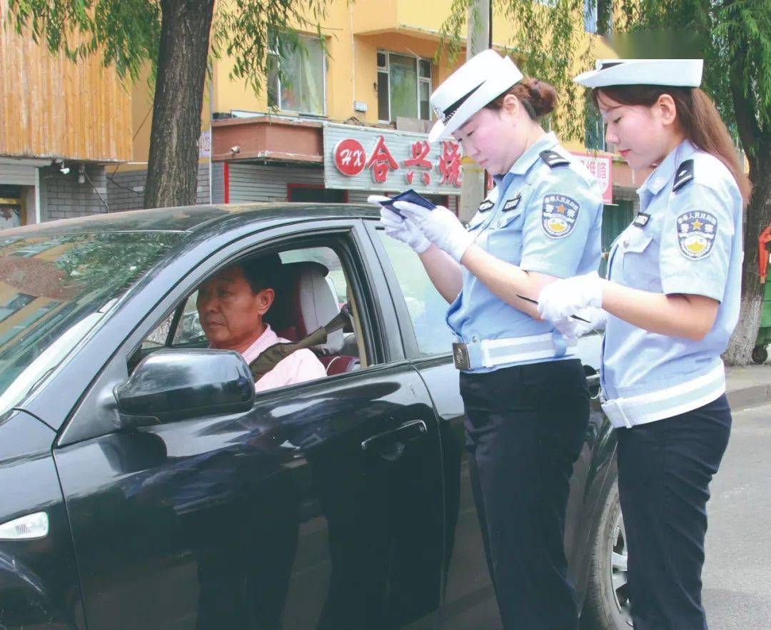 飒爽女交警,执勤保畅通_交通