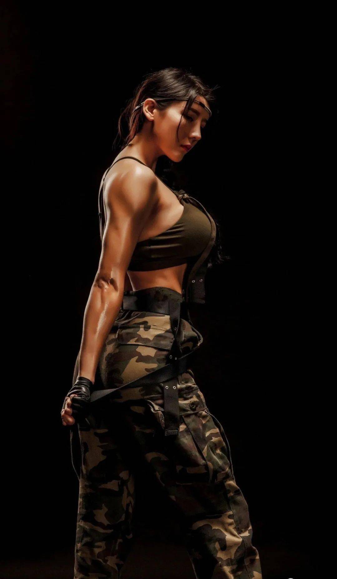 国内健身比赛的美女裁判,这身材没犯规吗?太抢镜头了!