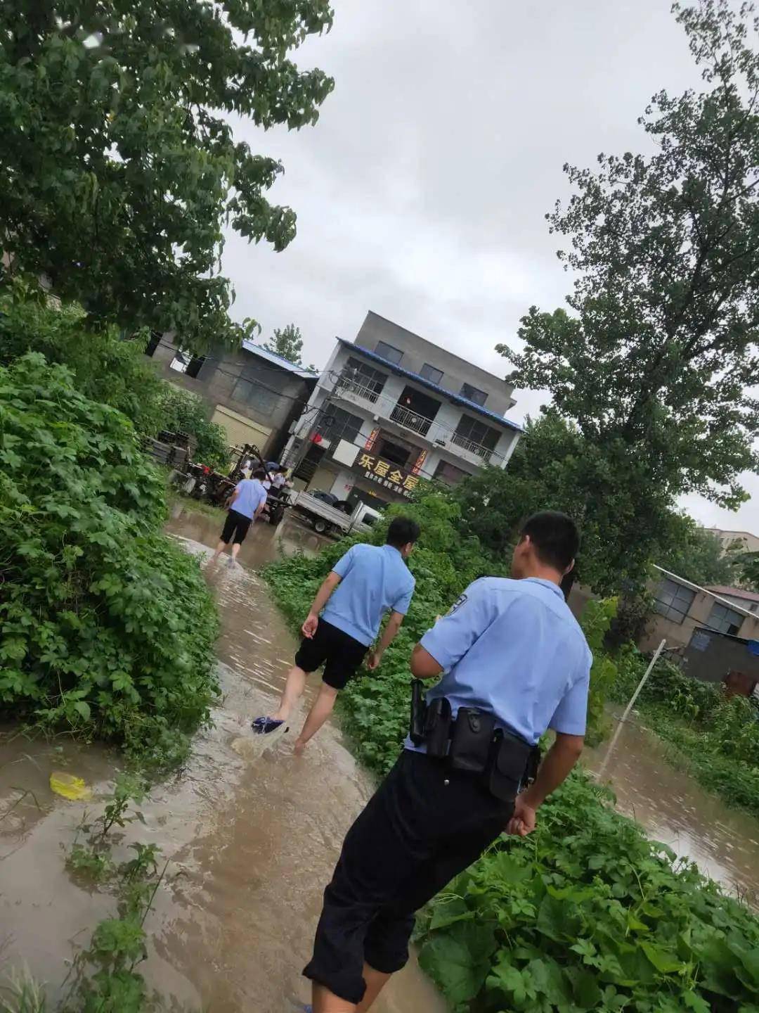 暴雨倾盆,看鹿邑公安变身"浇警"