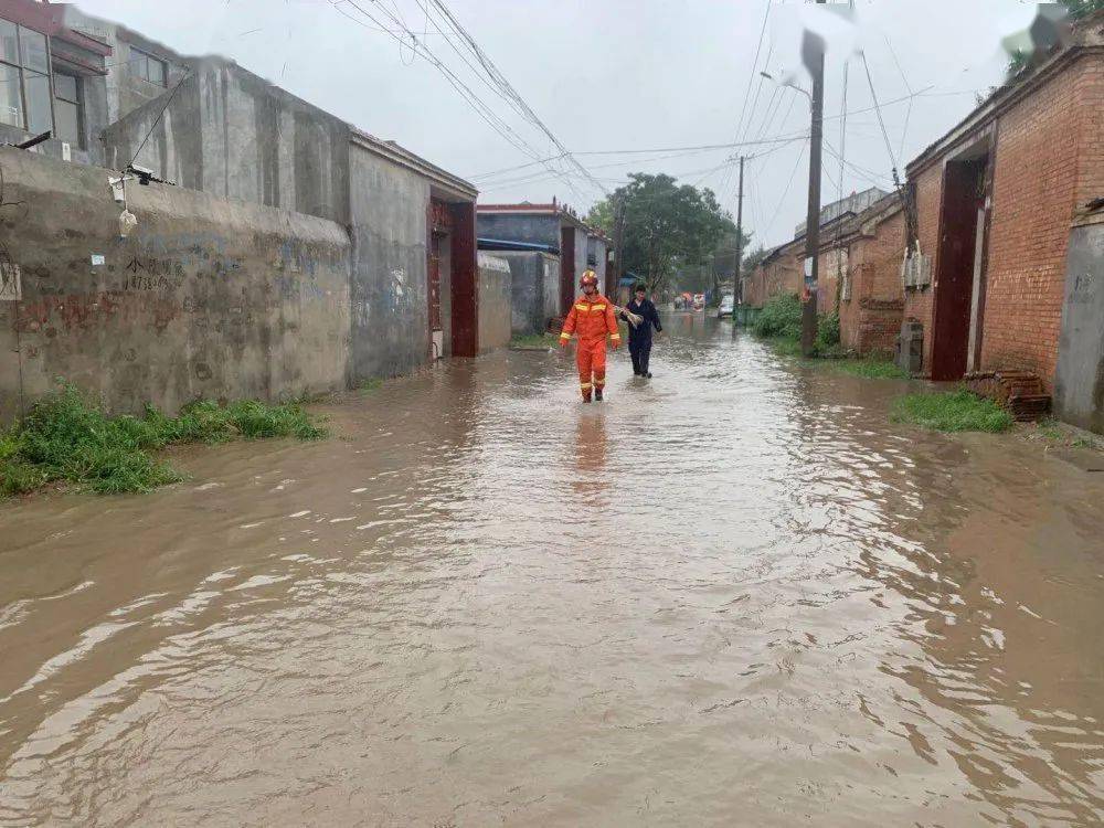闪耀火焰蓝 || 暴雨中脱下救援服裹在孩子身上 消防员徒步一公里救援