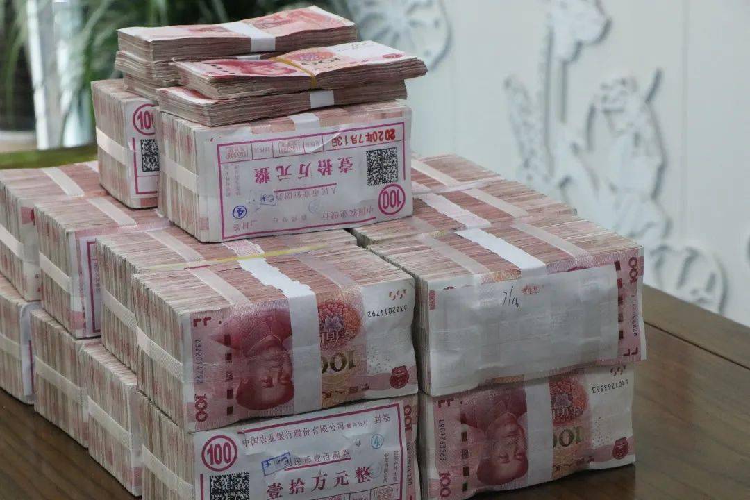 冲鸭派出所里发钱啦1800000现金全部发完