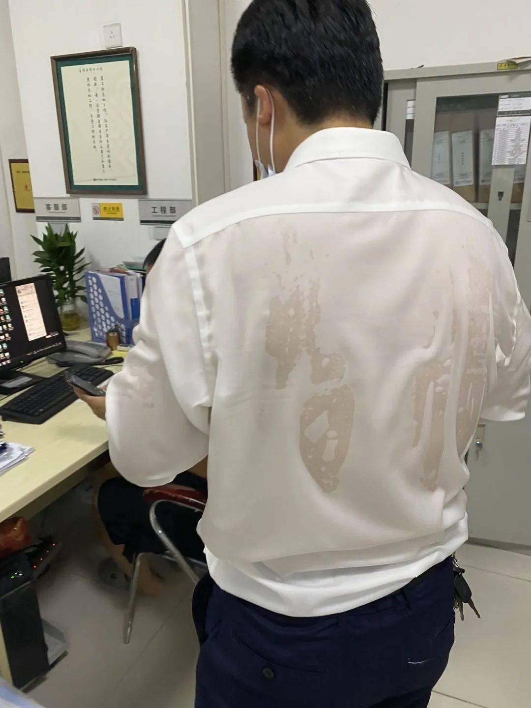 湿透了衬衫挥洒的汗水. 05擦拭公区路灯清洁人员04 .为路灯底座刷漆.