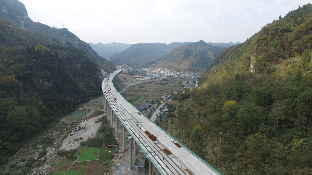 三峡翻坝江北高速公路是三峡综合交通运输体系的重要组成部分,也是
