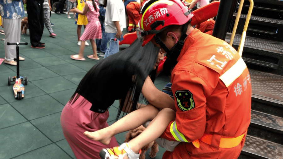 消防员救女孩公主抱图片