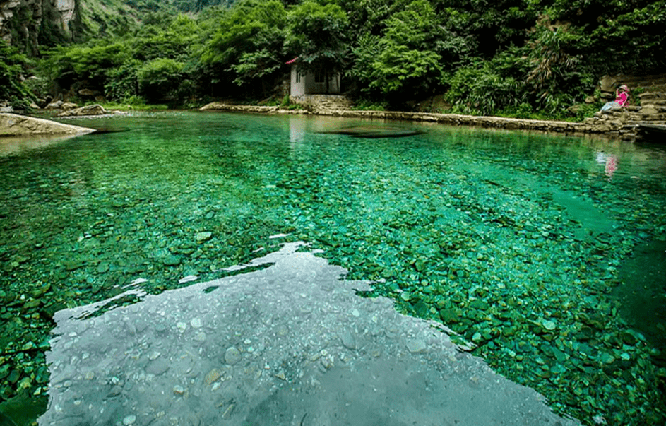 号称庐山"第一潭" 潭水清而甜爽,山绿而诱人 石怪有形,双瀑似蛟龙出岫