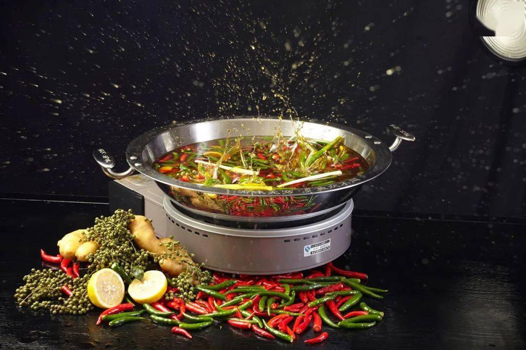 藤椒柠檬锅,则有眉山洪雅藤椒的清香和云南小田椒的鲜辣,清香的麻在