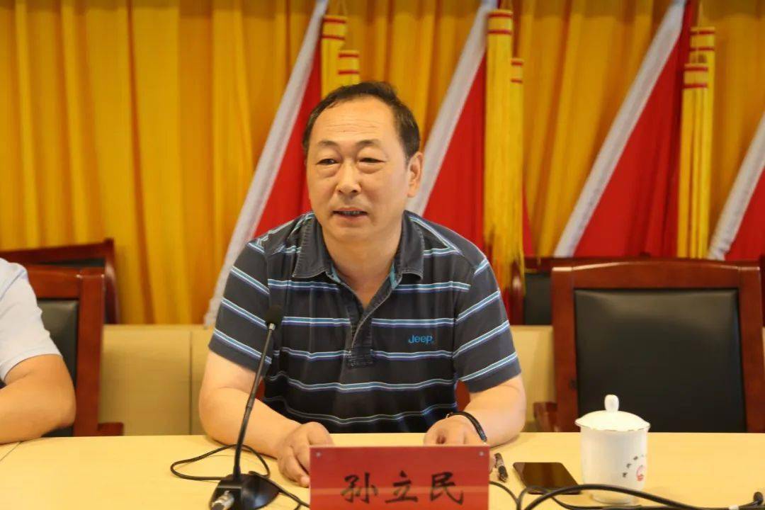 首先由区创城办项目协调组组长孙立民讲解创城入户宣传标准.