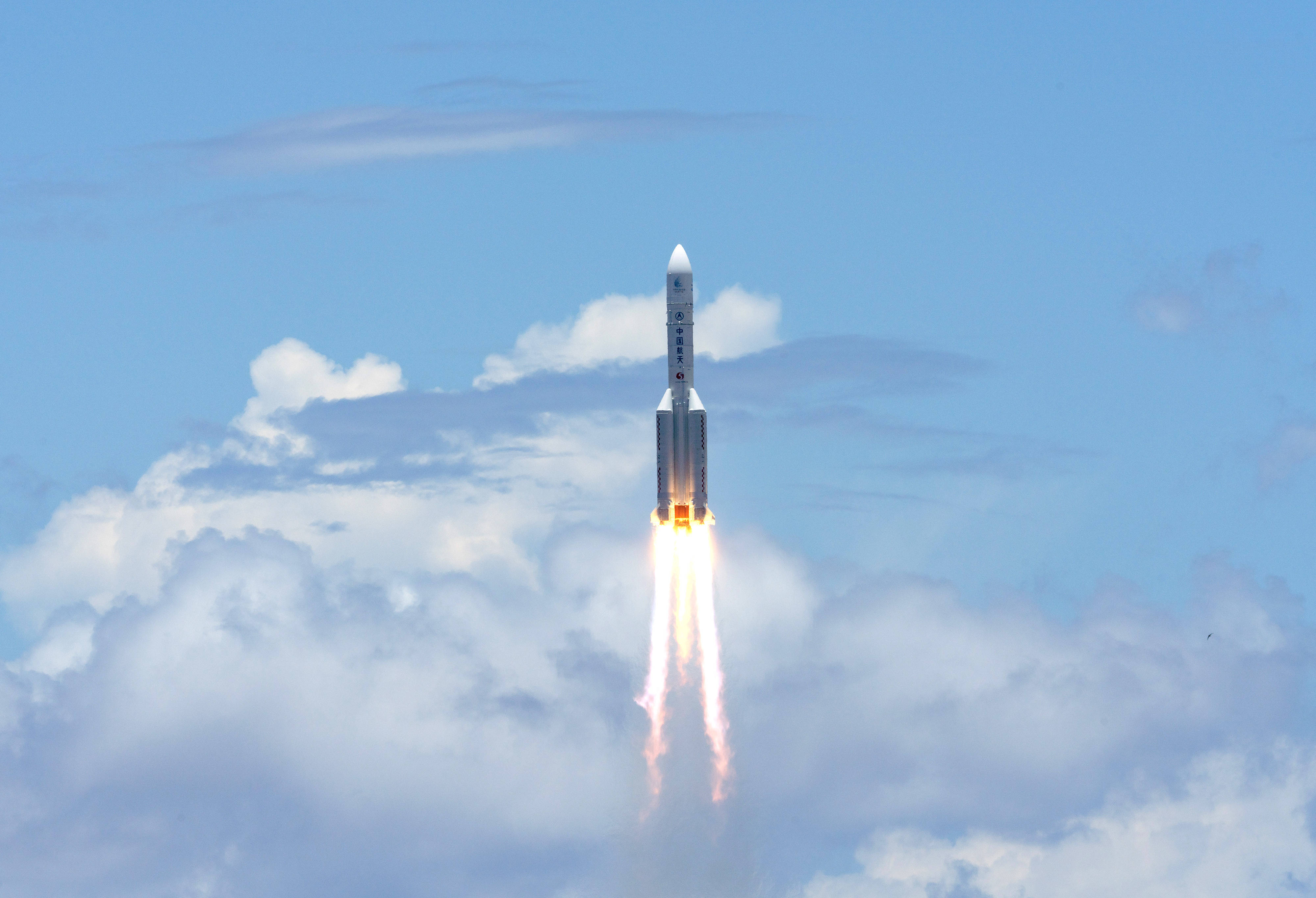 我国首次火星探测任务"天问一号"探测器成功发射