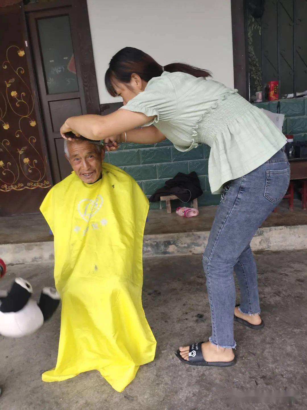 一把梳子一把推子一面镜子一个吹风机这些简单的设备支撑起了