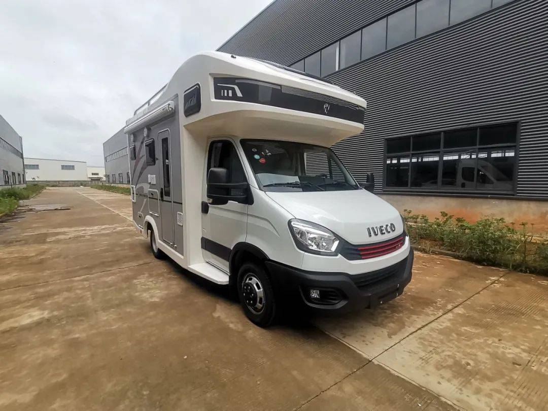 93成都房车展全铝车身后置子母床华居依维柯路航版房车