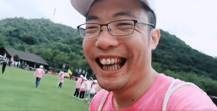 旁边的小姐姐也很体贴的给大司马喷喷雾,露出马氏笑容,弹幕也疯狂呼叫