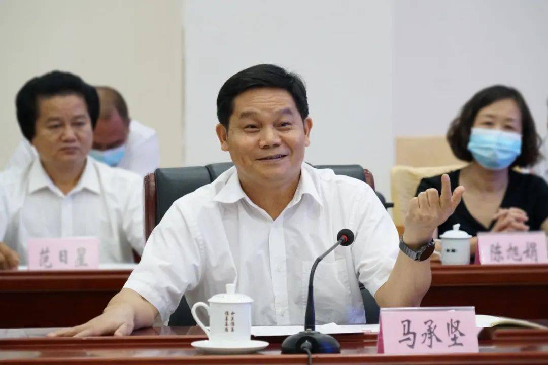 签订仪式上,怀集县人大常委会主任梁妙练与八步区人大常委会主任马承