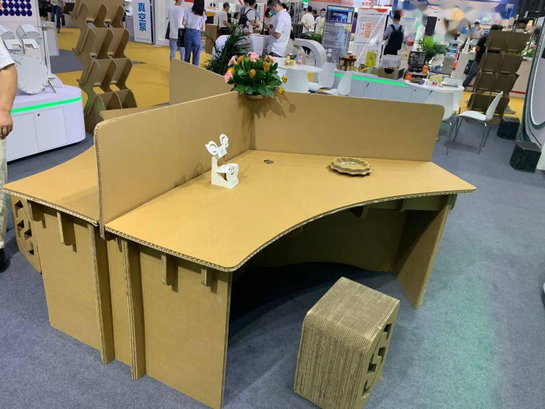 1小时10万个纸箱展会现场设备开机忙新奇的瓦楞小玩意儿也不少