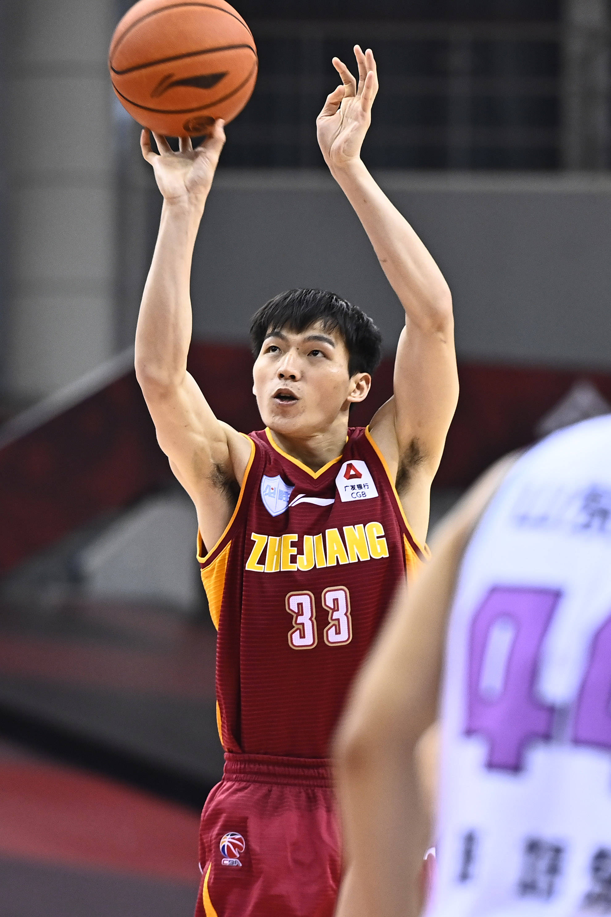7月24日,浙江稠州银行队球员吴前在比赛中投篮.