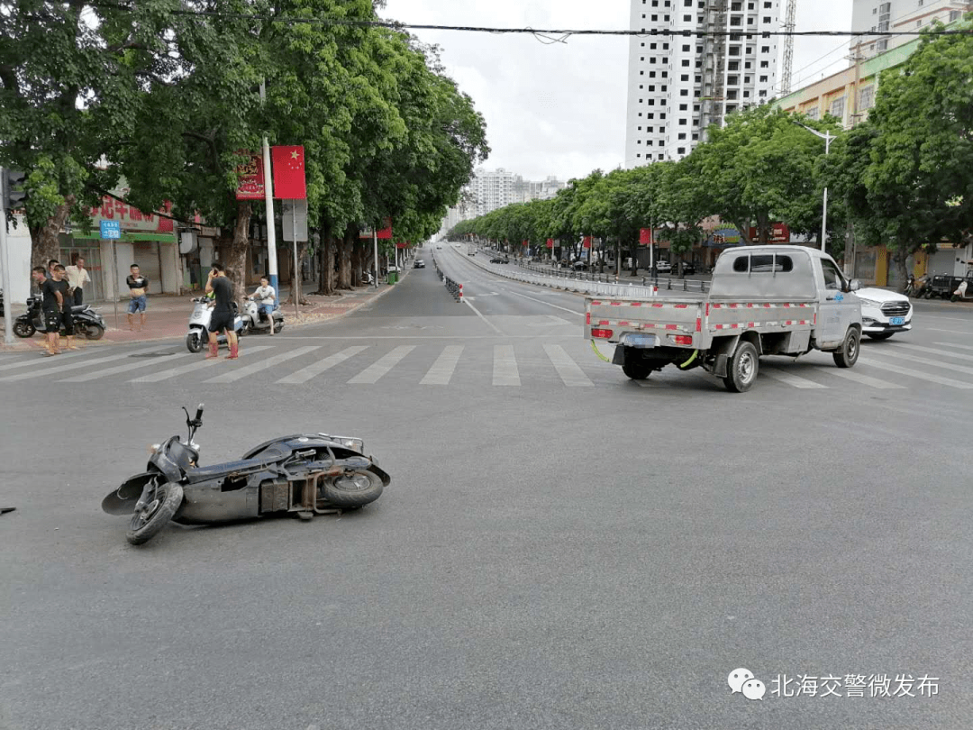 7月18日下午,北海市区贵州路海角路口发生一起交通事故,一辆电动车与