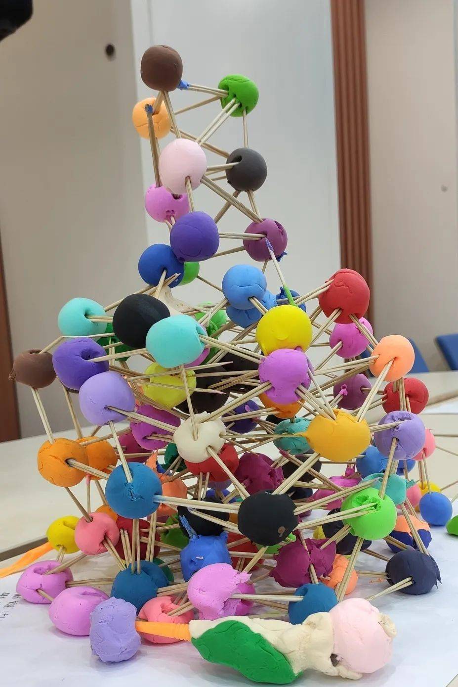 课堂以童年的游戏为切入点,要求大家在20分钟内,使用橡皮泥和牙签