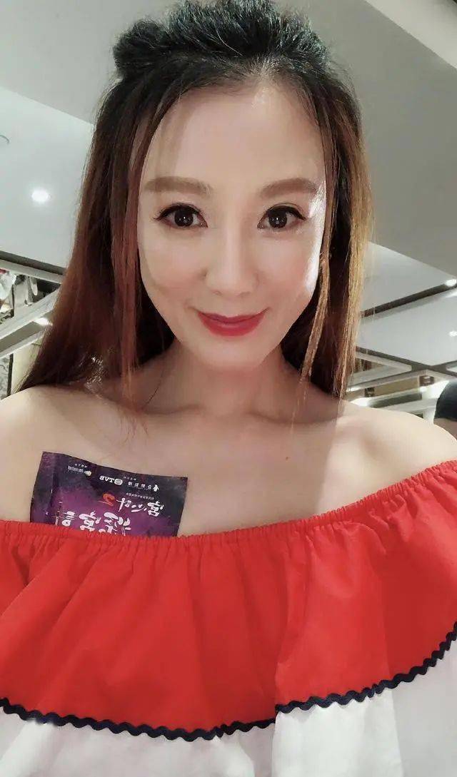 tvb最美绿叶却演尽情妇角色,为爸爸放弃上位机会,剧中半裸获赞_康华
