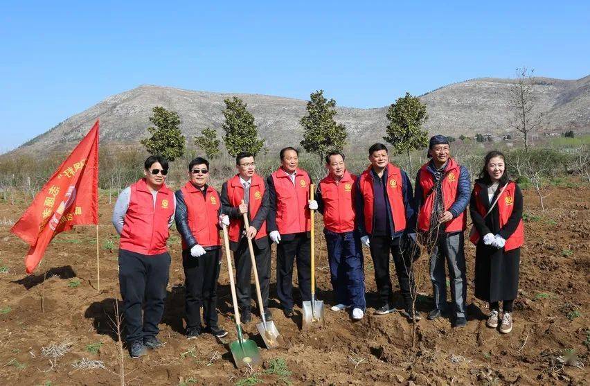 石榴籽"志愿者们与吴林坝子小学开展结对帮扶行动承担10名贫困学