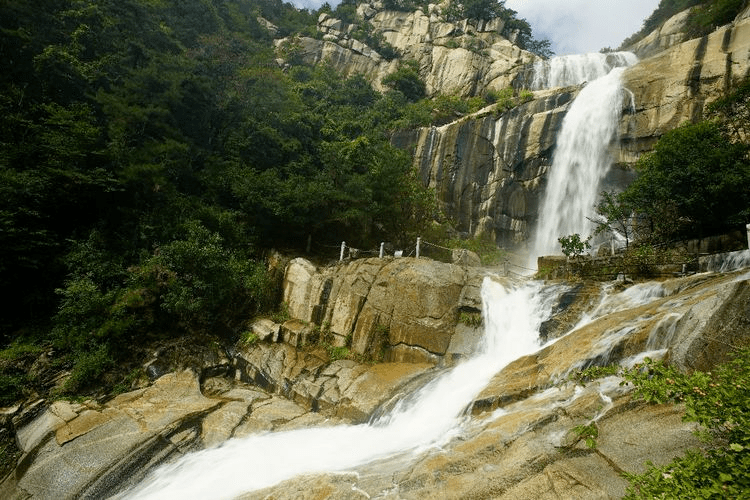 太震撼临沂最具代表性地标蒙山中国瀑布雨后美景上新啦