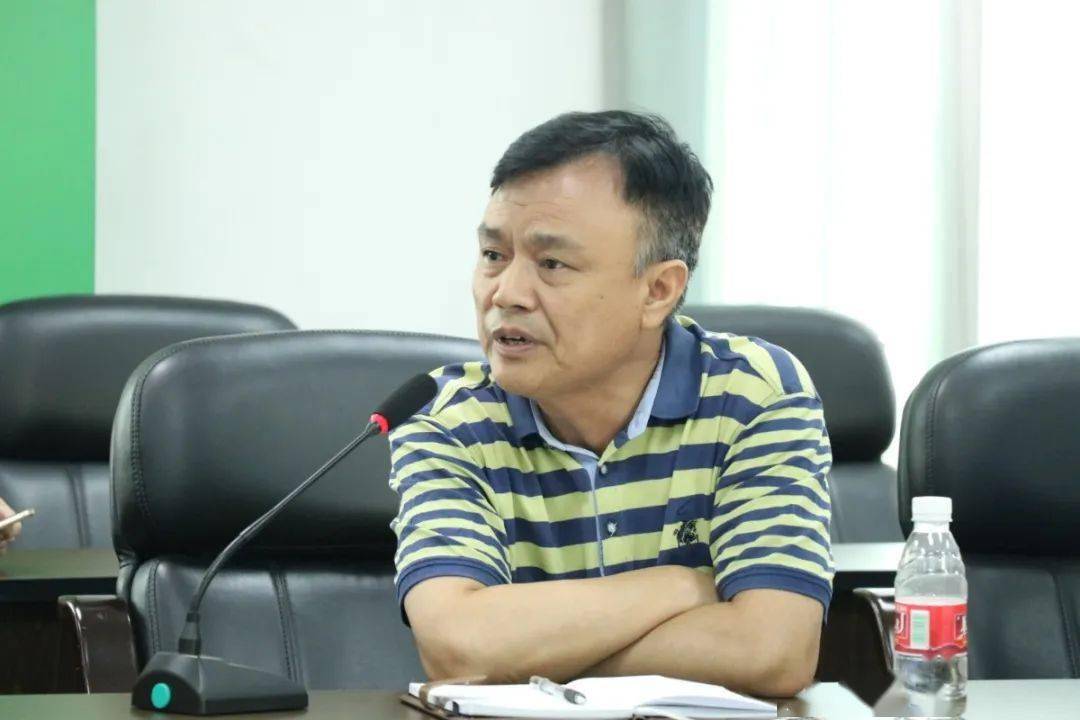 就教育系统重点工作进行了汇报;横栏中学校长黎碧东就学校办学历程