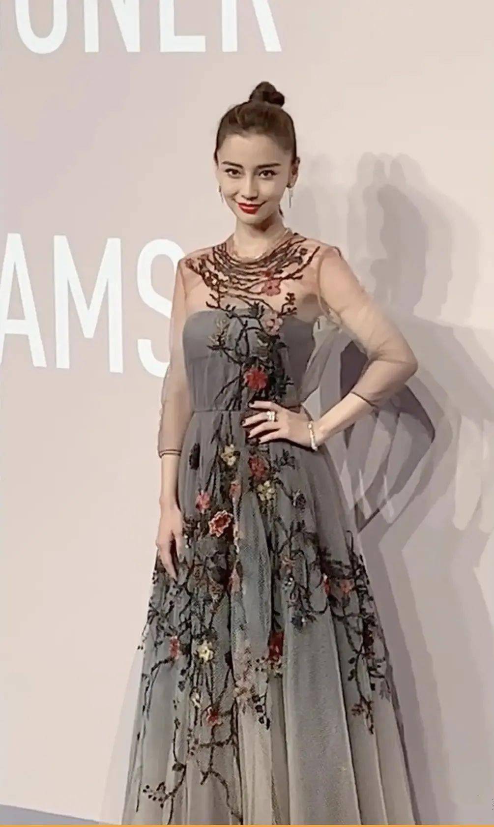 难得来一场红毯,一个个抢着翻车是咋回事_造型