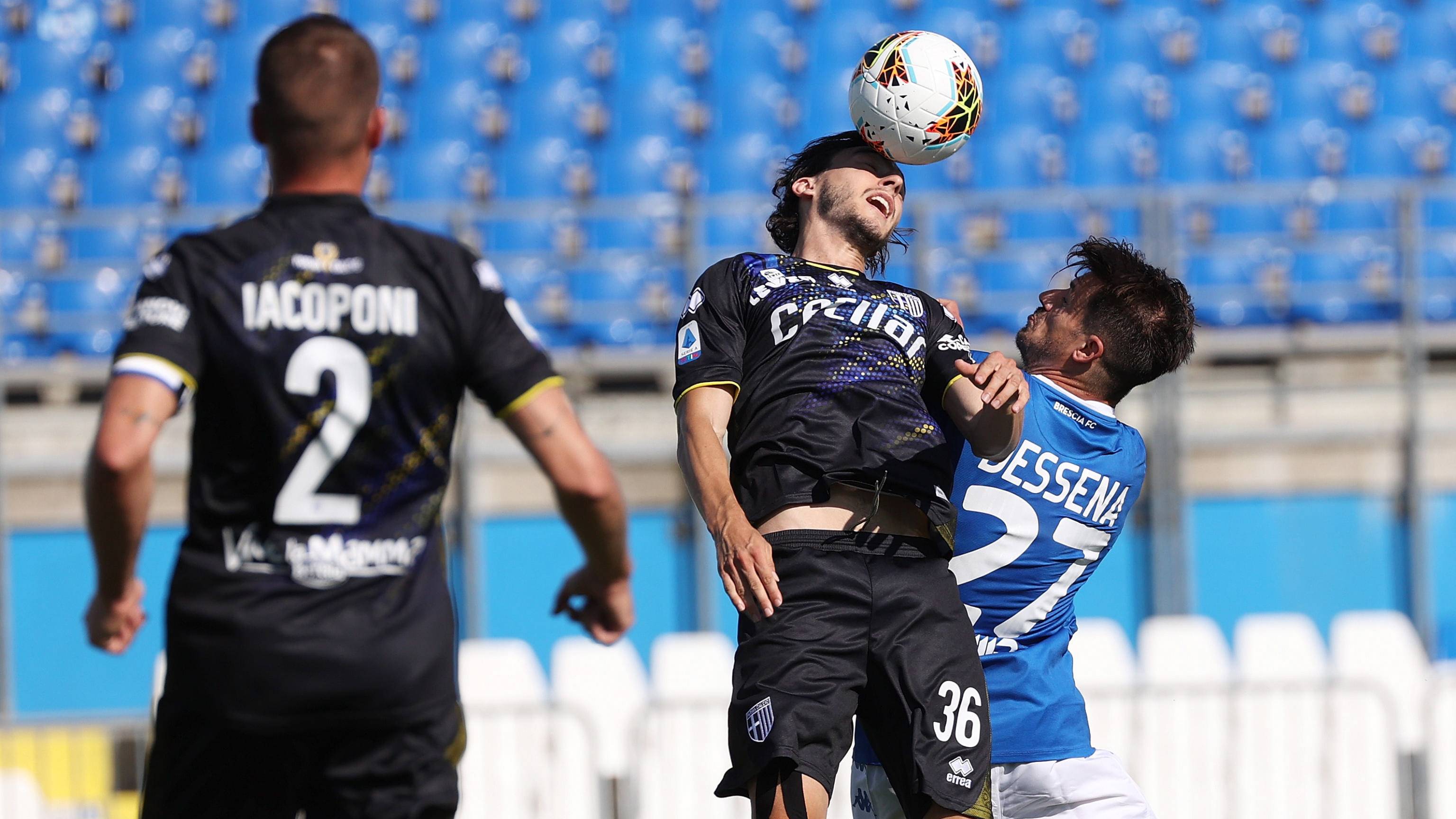 新华社照片,外代,2020年7月26日7月25日,帕尔马队球员达尔米扬(中)在