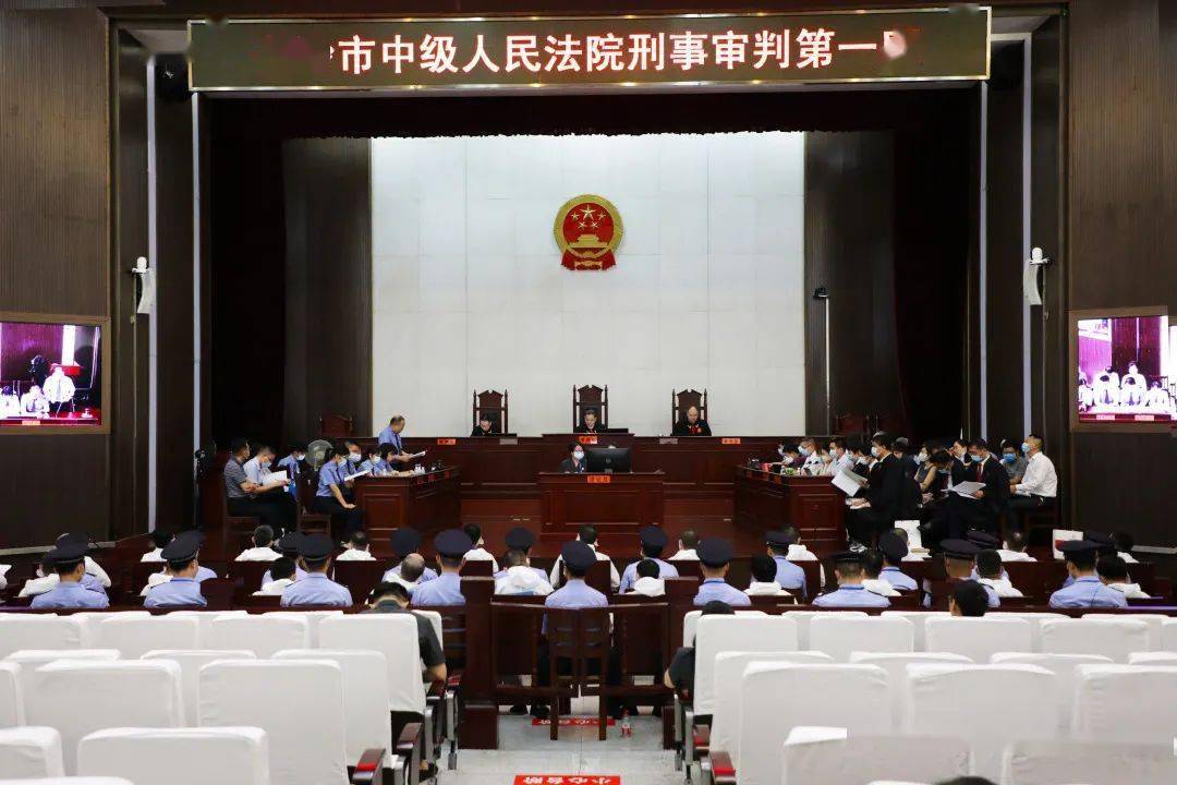 被告人万操,黄云声等人为谋取非法利益,在常德组建黑社会性质组织"康