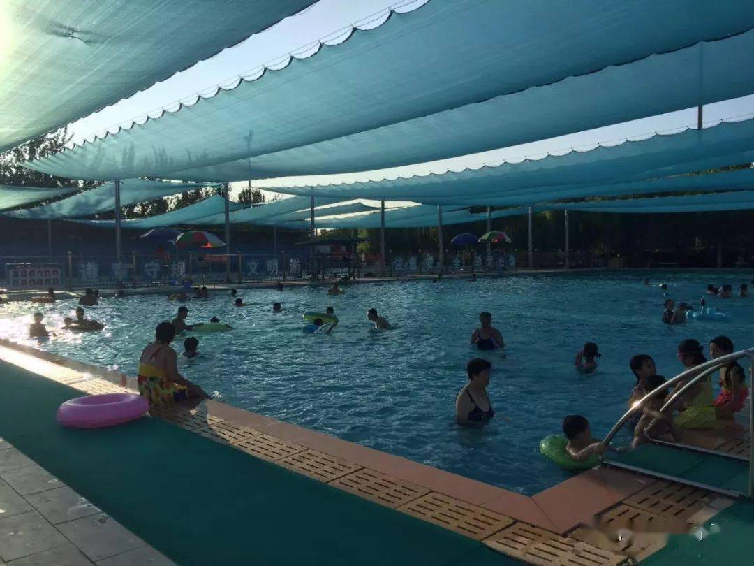 开启今年的游泳季伴随着户外36度的高温重新修整的体育场游泳池近日
