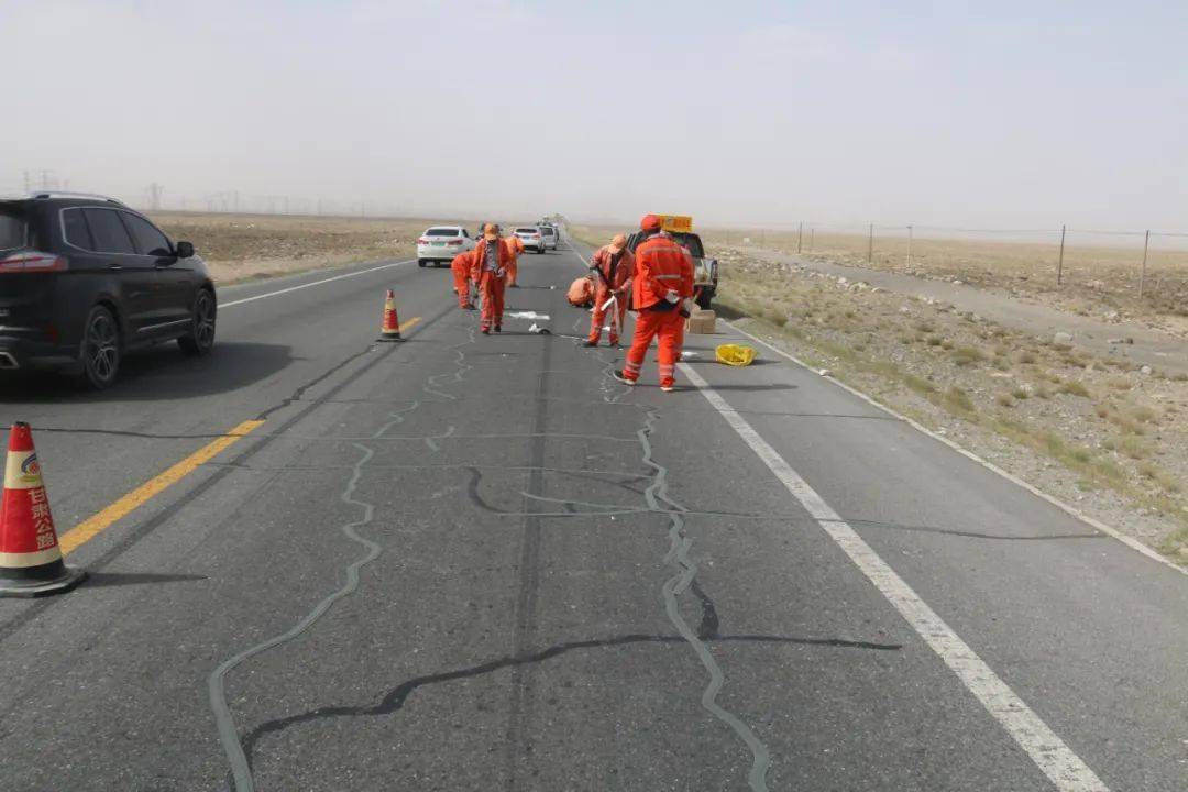 处置公路病害,提升道路安全—酒泉公路局阿克塞公路段开展道路病害