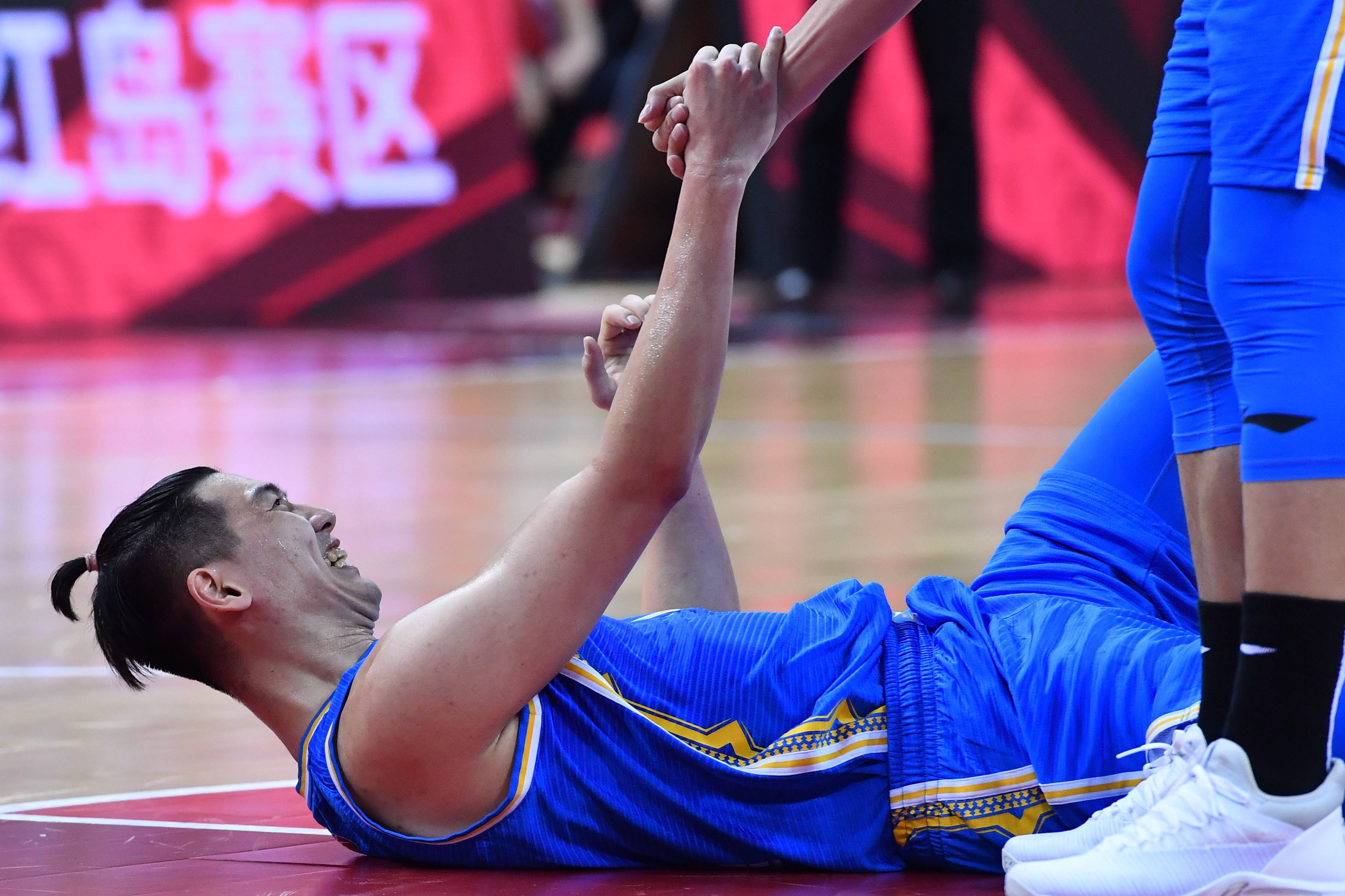 7月26日,福建豹发力队球员胡珑贸在比赛中倒地后被队友拉起.