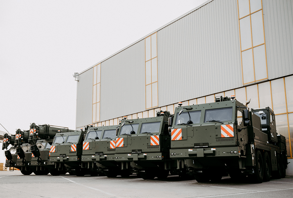 当然,利勃海尔还有其他军用吊机产品:例如下面的这台g-ltm 1090-4.