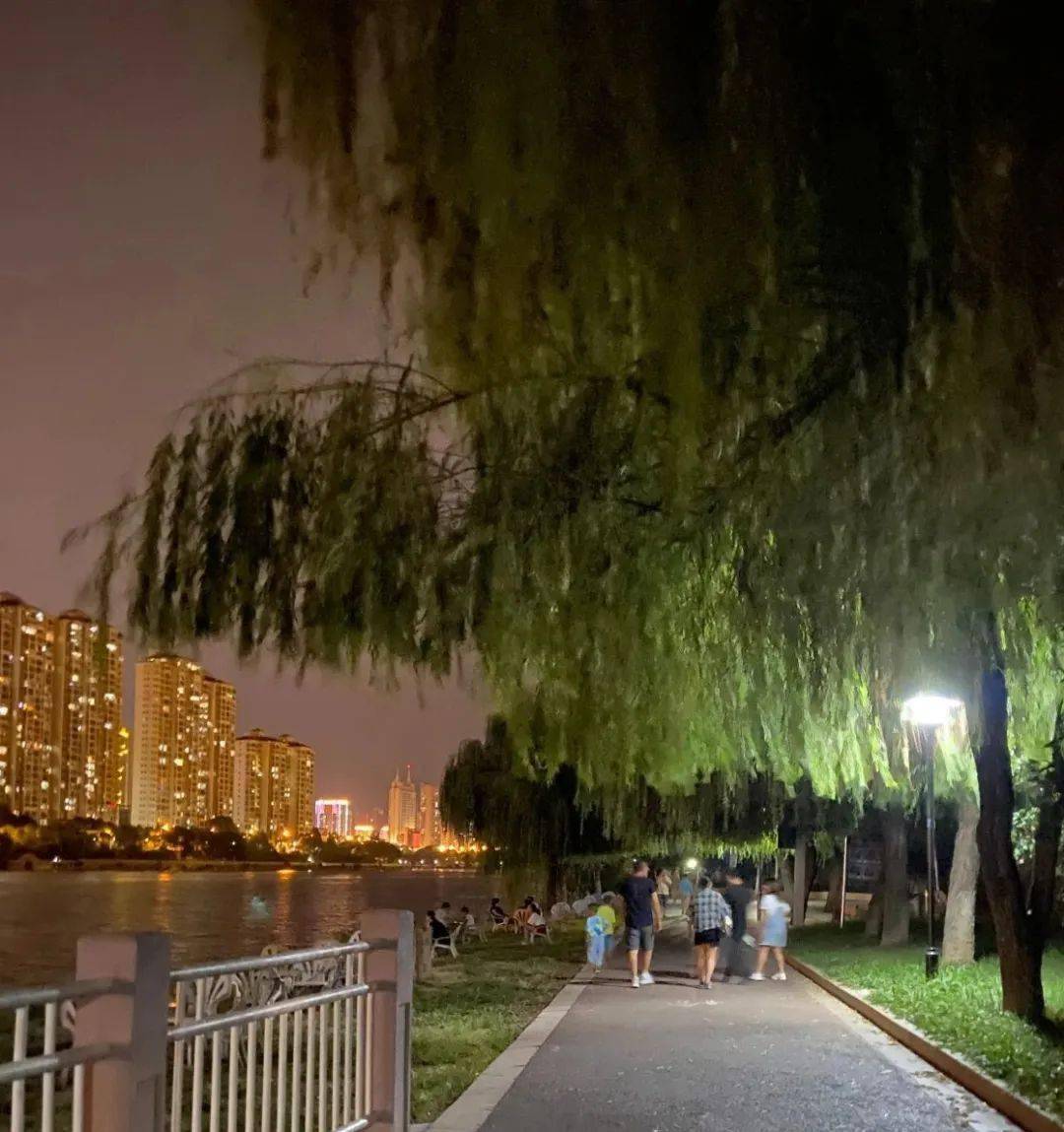 晚饭过后,  河边绿道就已经有好多市民出门散步
