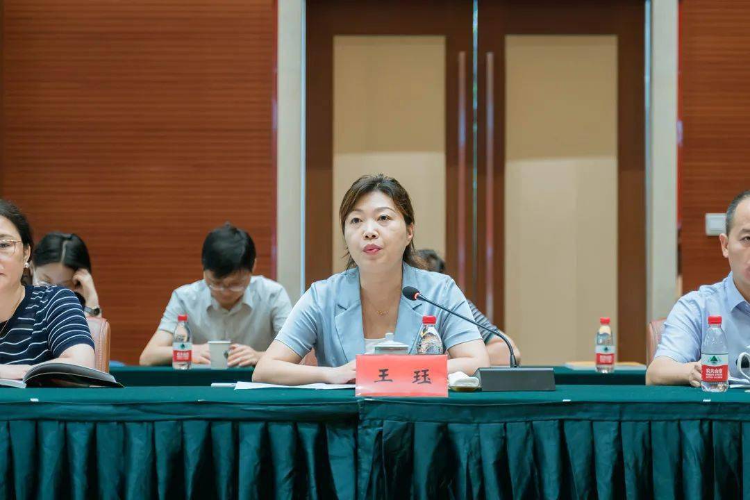 南京中医药大学党委组织部常务副部长王珏代表派出单位发言.