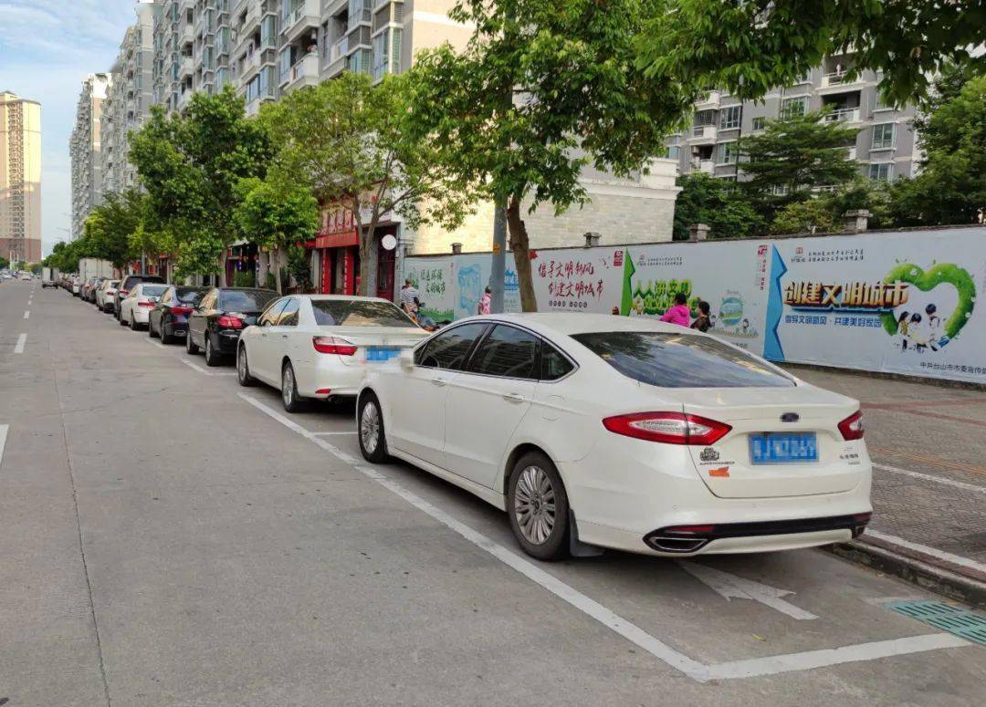 一般的公共停车位分别为:车辆平行于通道方向停放的平行式,车辆与