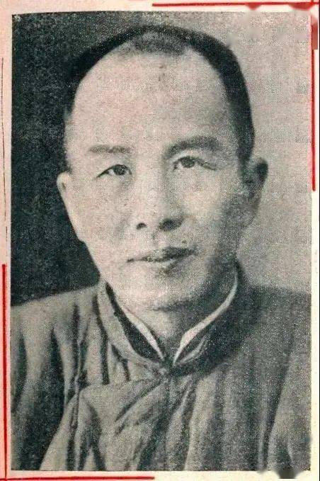 张文坚信是骆鸿凯将范文澜写《讲疏》之事告知黄侃的,紧接就替黄侃"不