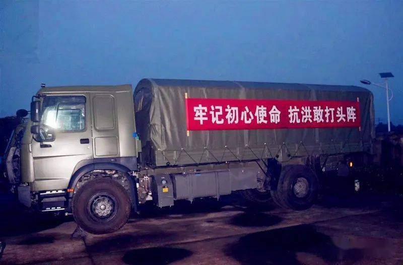 晨曦微露,我就来到这里守候你打点你的行装,我举起我的镜头部队就要