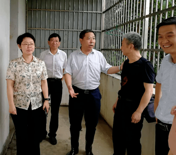 桐城市组织部长金秋明及新渡镇书记洪时仆,新中校长吴克等看望灾民新