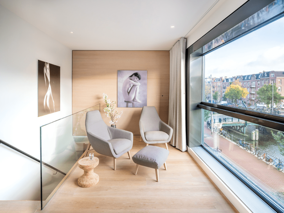 荷兰人做了扇窗,竟能秒变成阳台!