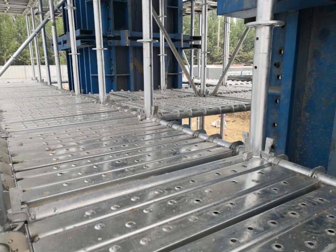 安全网满铺脚手架