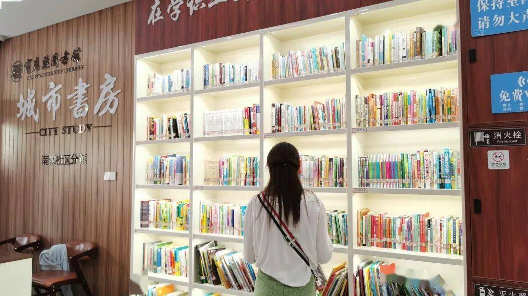 来馆的不同年龄层次的大小读者均表示宝应县图书馆丰富多样的图书和