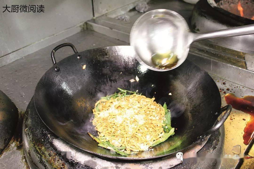 锅留底油,下入葱花,蒜片各5克煸锅,下入芸豆丝,调入酱油5克,盐3克煸至