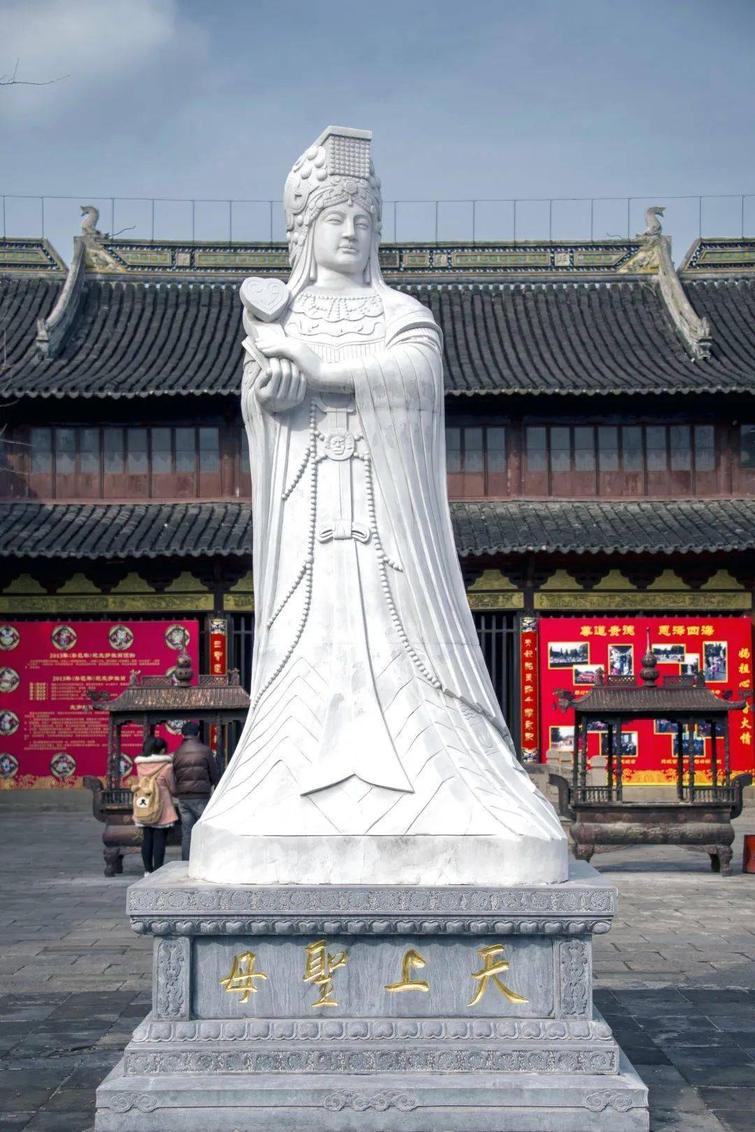 每次从刘家港出海之前都要必先率船队官兵把天妃宫修葺一新,在此进香