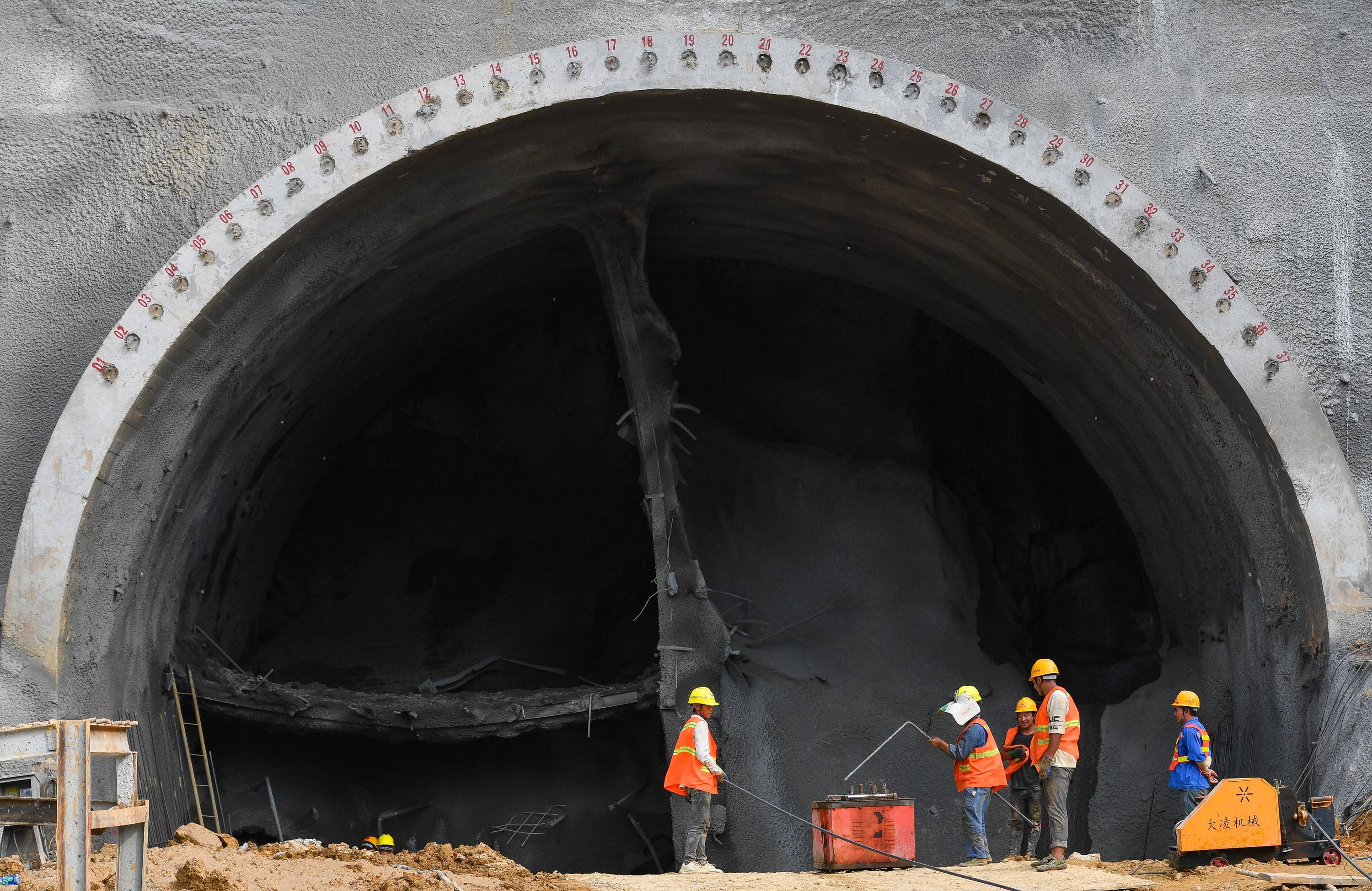 7月30日,中铁四局施工人员在潮州东联络线马头山隧道进行仰拱钢筋焊接