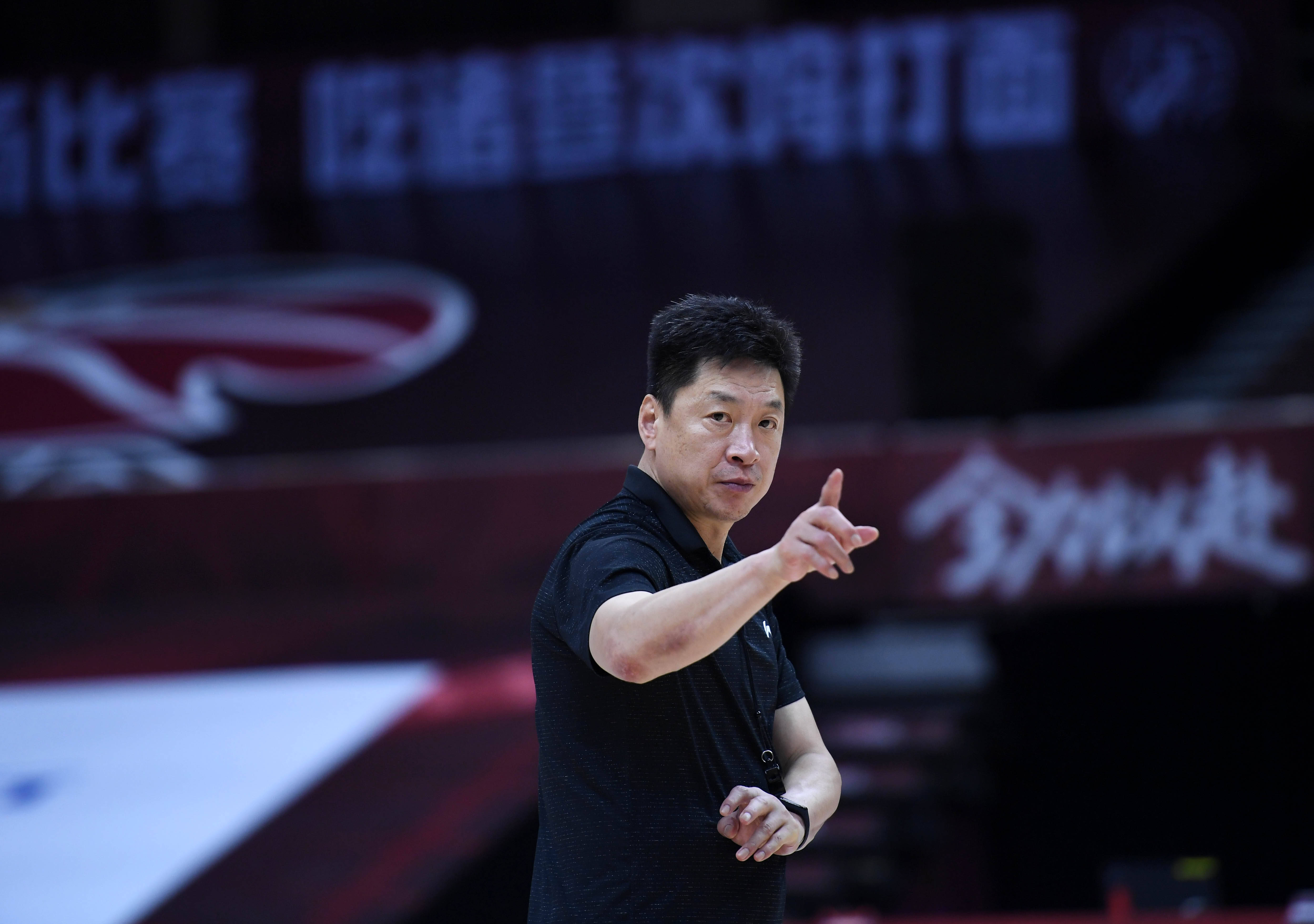 7月30日,浙江广厦控股队主教练李春江在训练中指导球员