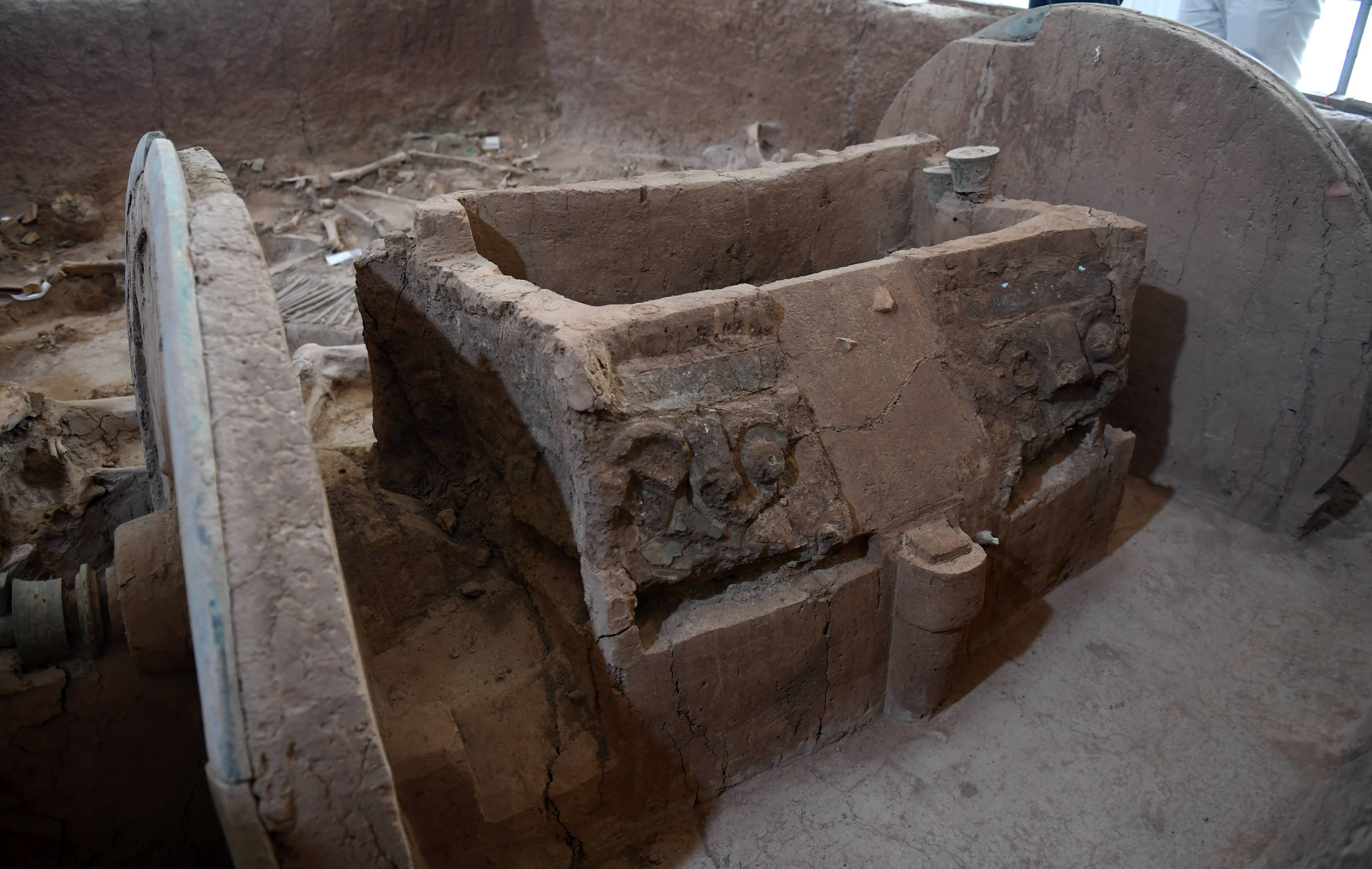 陕西保护复原2800年前西周青铜轮牙马车